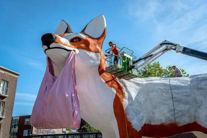 florentijnhofman的巨型狐狸在鹿特丹灰色的街道上徘徊