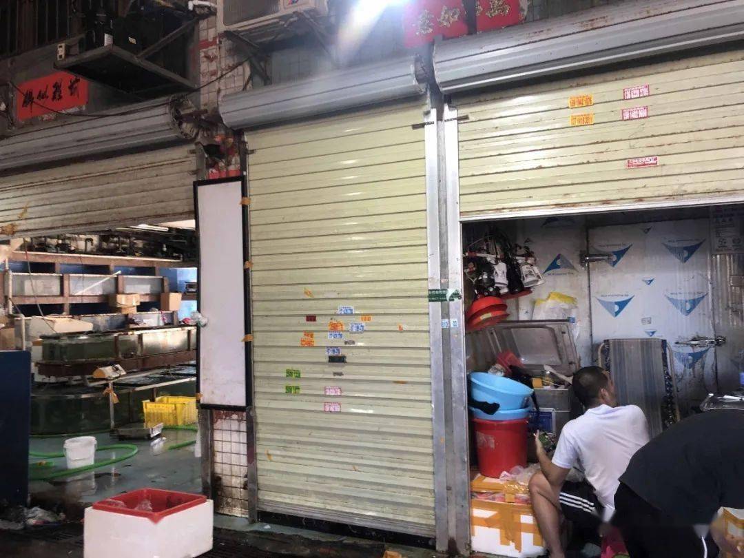 现场走访深圳农贸市场:有店铺停售三文鱼,有人不戴口罩