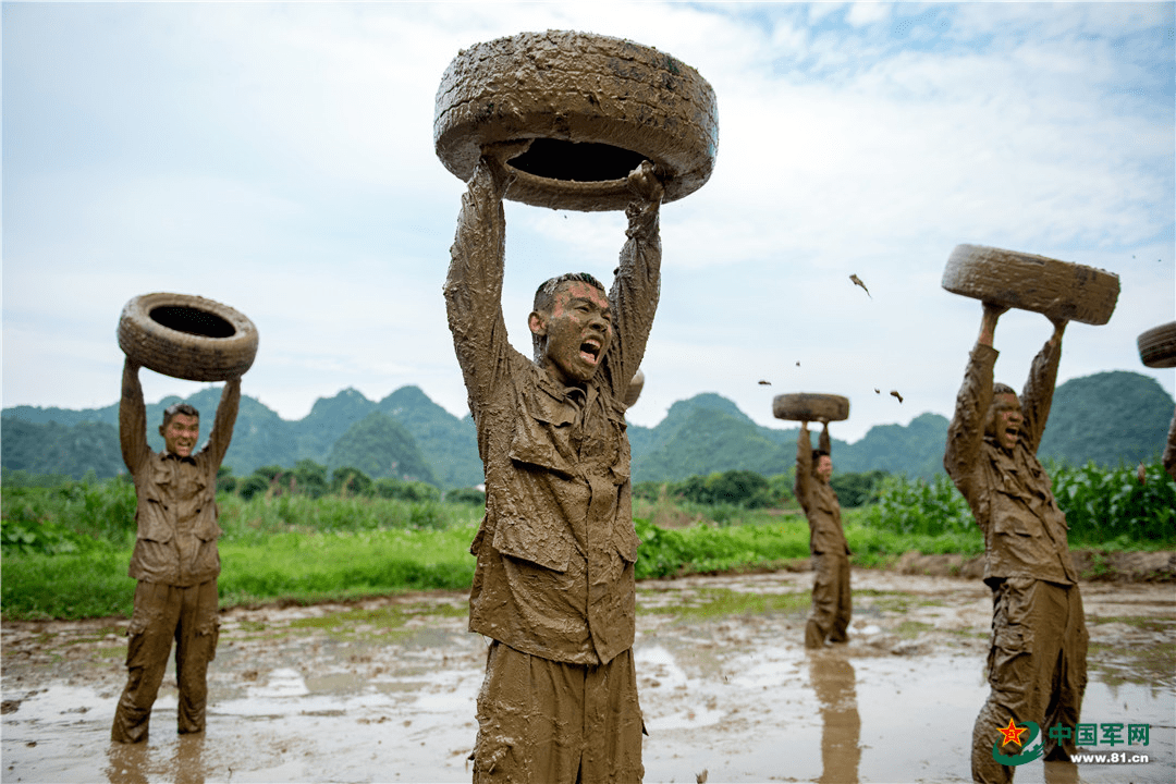 没有吃过一口泥的倒功训练是不完整的 或许 泥浆才是一个硬汉的外衣