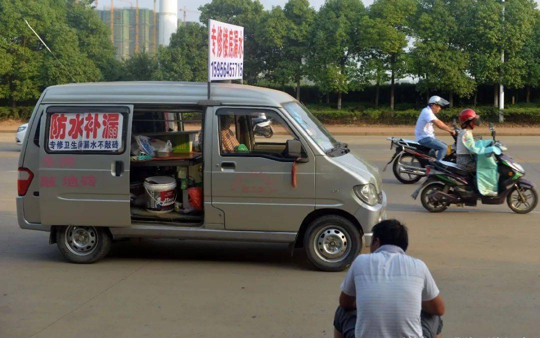 今年30出头的小朱,几年前和老乡一起开始四处奔波,做防水补漏工程.他