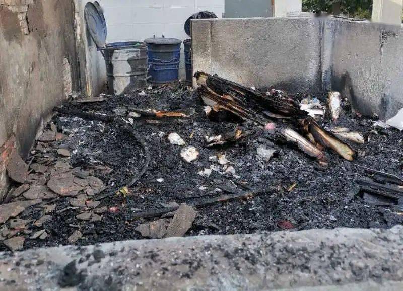 垃圾池深夜着火危及居民楼,公交出租车司机见义勇为化险情