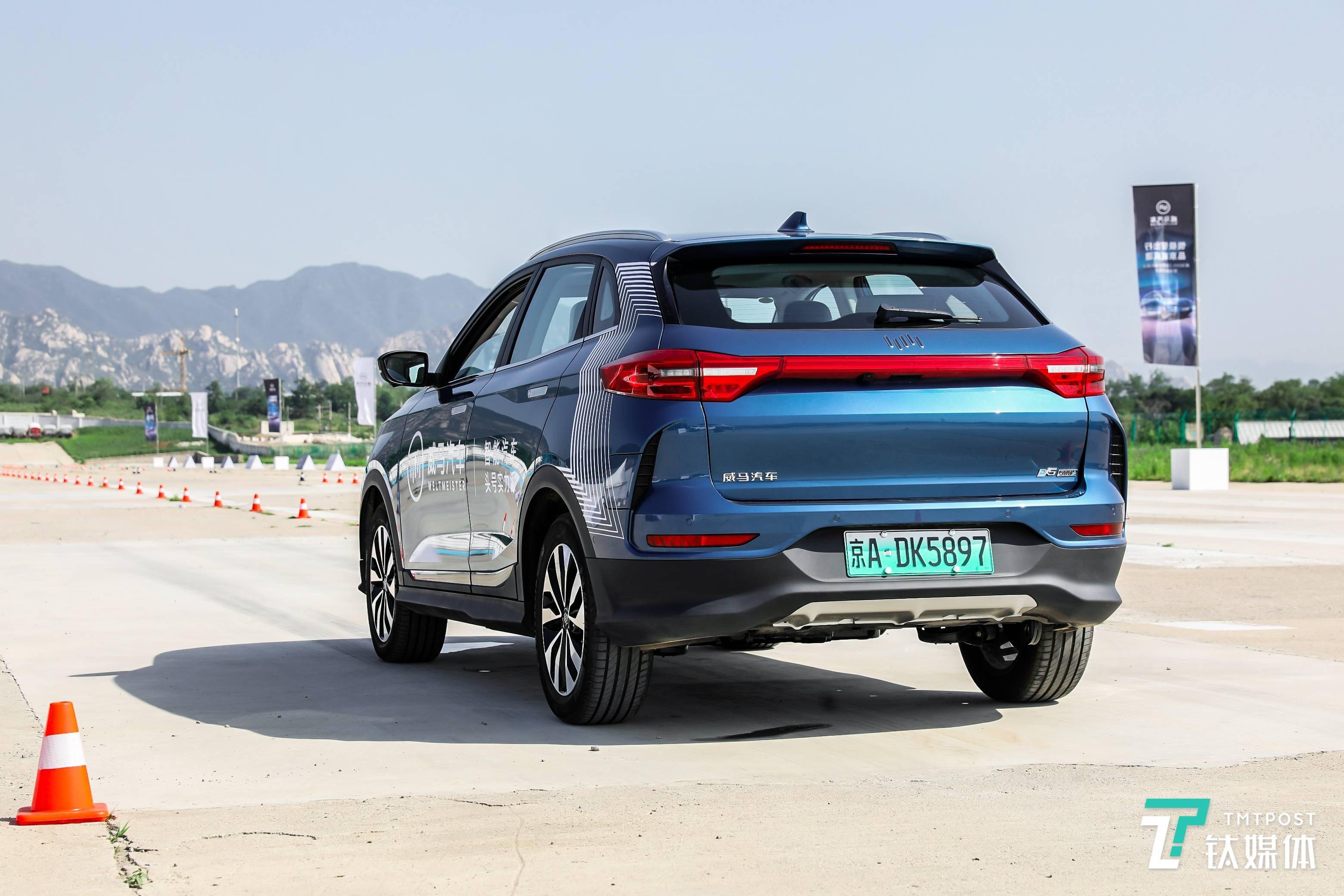 威马ex5-z采用"双z"型贯穿式封闭前格栅,电动车大部分都采用这种封闭