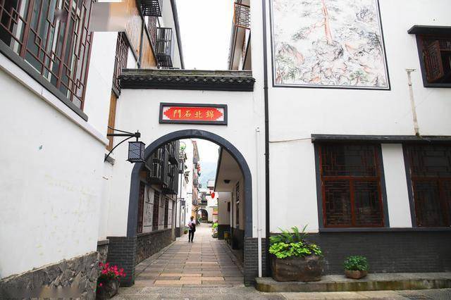 明清时期是杭徽,杭苏古道在 临安 北乡的山区驿站式集散地, 石门 老街