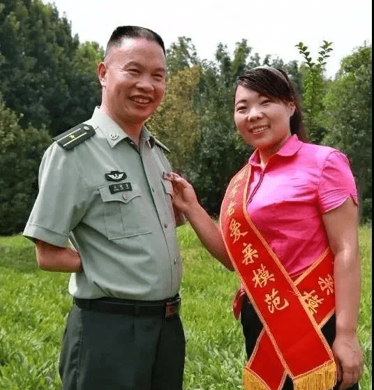 (吴新芬与丈夫黄)据统计,我市先后有3人入选全国