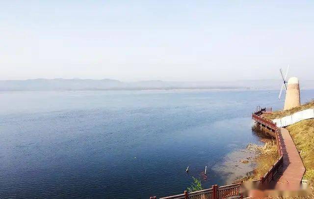 梨花湖中央公园的烧烤区位于水秀湖附近,公园内有专门的烧烤区,建有80