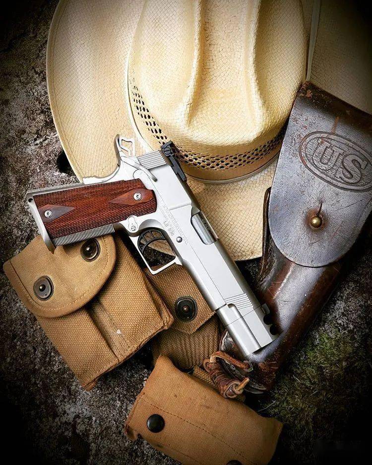 国外枪迷相册对1911有情结的朋友不要错过这个图集