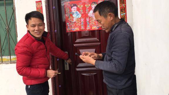 农村公公和老公贴春联儿媳说红包来了公公的动作太搞笑了