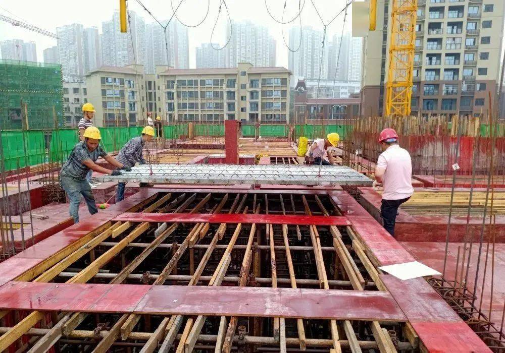施工建设中采用了叠合楼板,预制楼梯等装配式部件,只需把部件吊装到