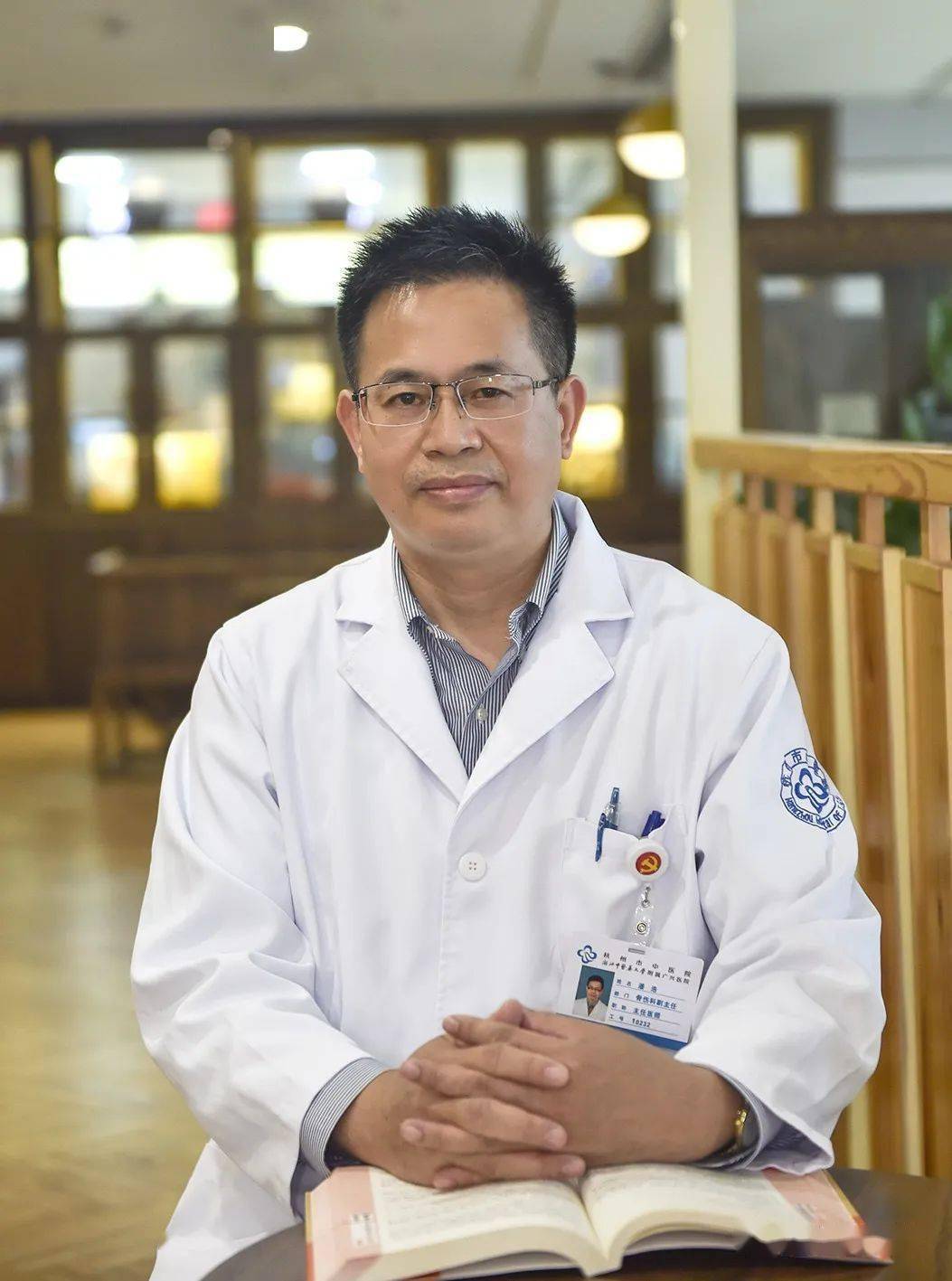 媒体报道为什么骨科专家睡觉时会将枕头垫在腿下是医生也是患者让他来