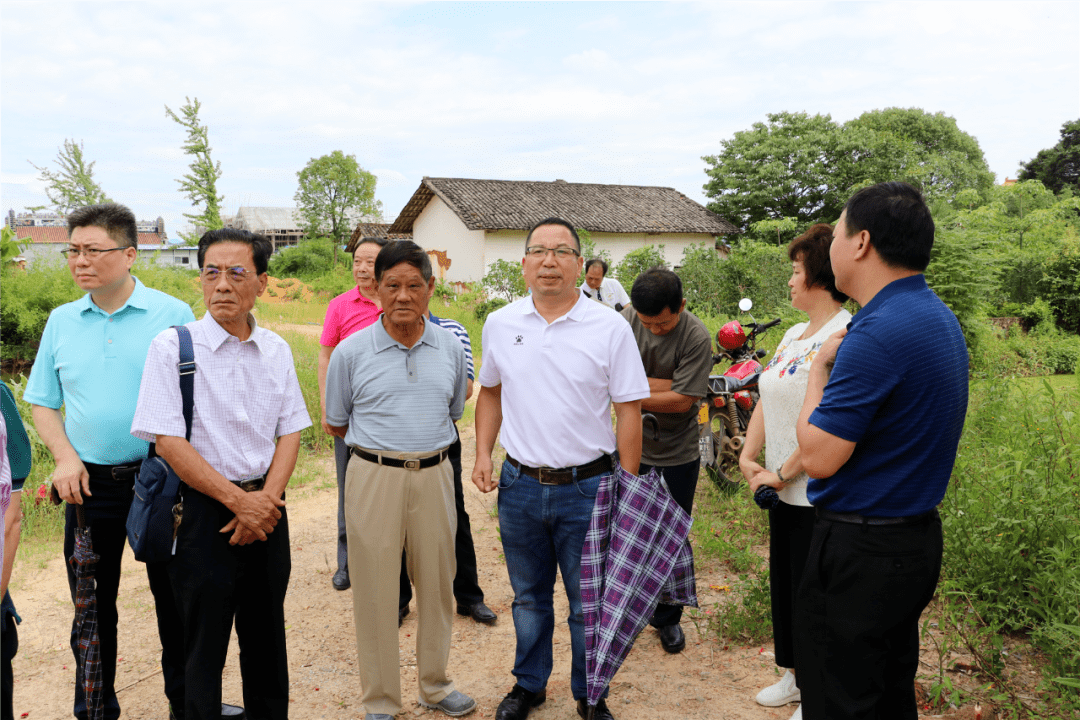 原广州市政府副市长戴治国宗亲及戴庆元会长等一行前往南雄市人民政府
