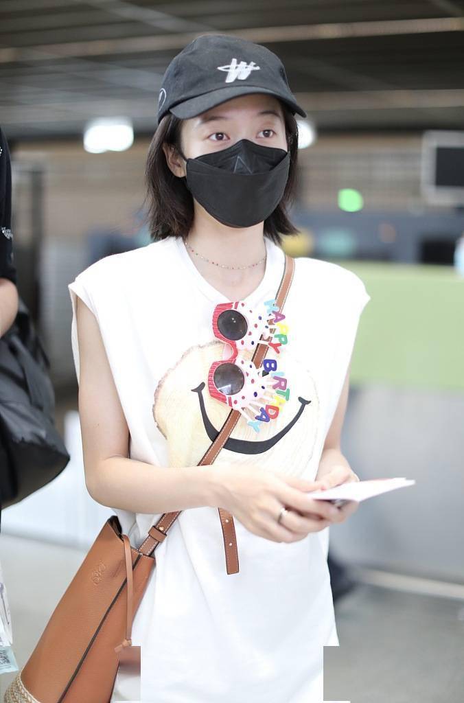 张雪迎穿无袖白t搭短裤秀美腿 肌肤雪白化身元气少女