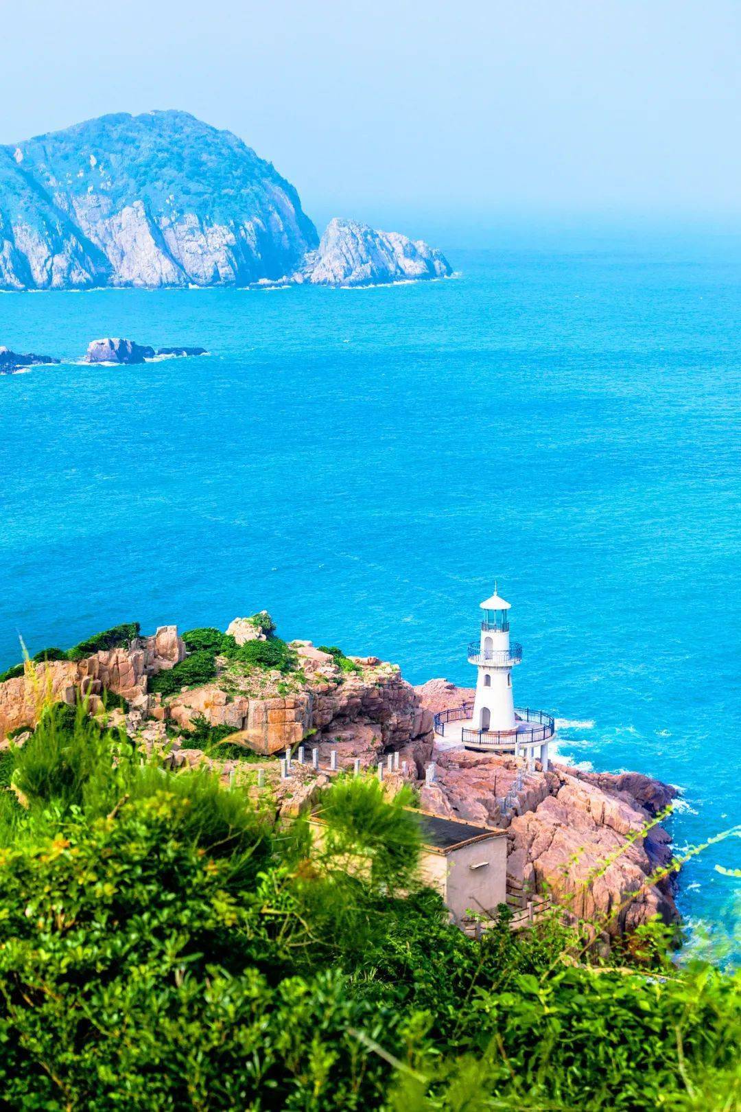 礁岸边微醺的海风低调地承包了无数人对大海的所有想象