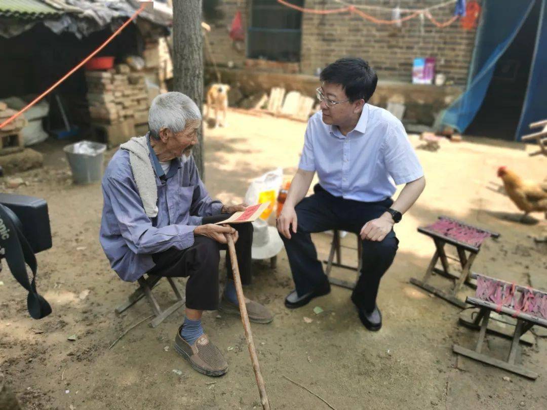 临沂市地方金融监督管理局赴郯城县重坊镇开展走访老党员和四进帮包