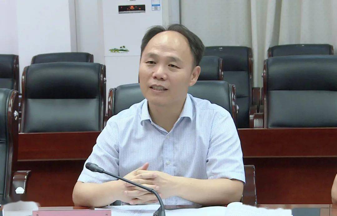 县委书记刘蔚,县委副书记,县长胡翔,县政府副县长王志铮出席座谈会.