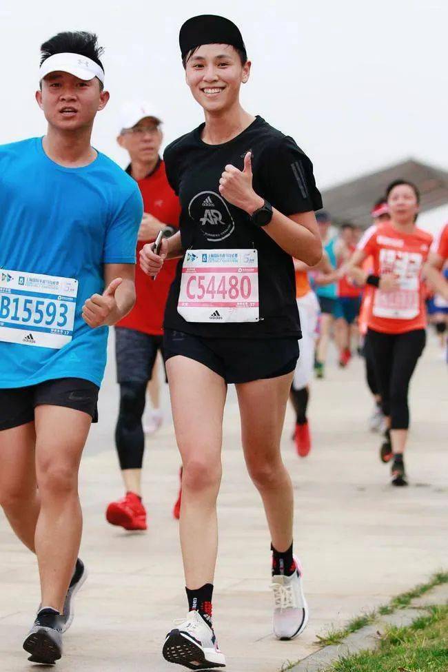 上得了天跑得了马最帅女机长宋寅活成这个样子就一个字飒