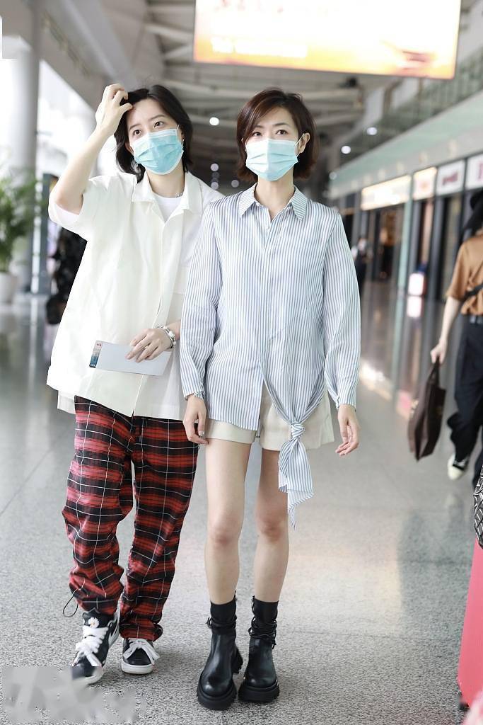 万茜搂李斯丹妮比心活泼俏皮 与张含韵热聊关系亲密