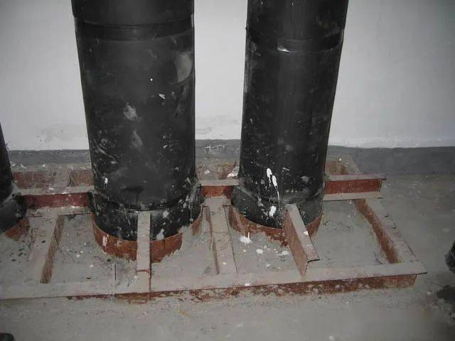 1,钢板下垫的是浸过沥青漆的木块之三:管道竖井内,立管上固定支架的