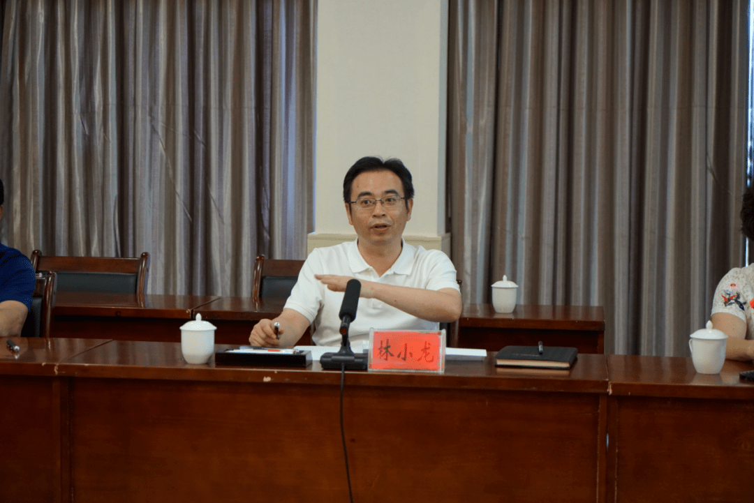 原广州市政府副市长戴治国宗亲及戴庆元会长等一行前往南雄市人民政府