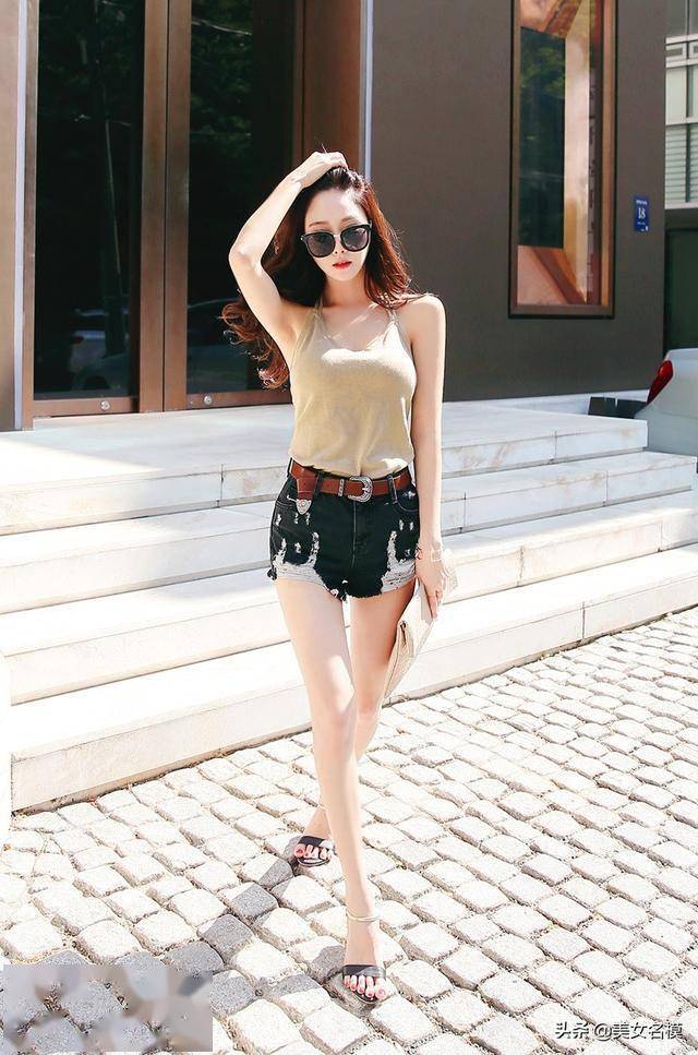 挂脖小背心牛仔短裤曼妙背影露出小性感