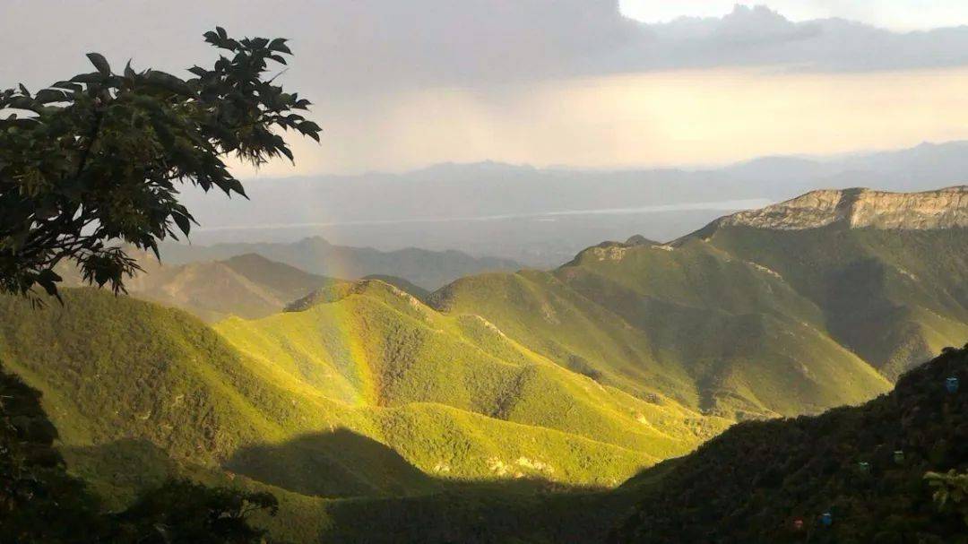 山庄东南部的仙柜山,海拔1600多米,山体全长1000多米,属白龙山脉.