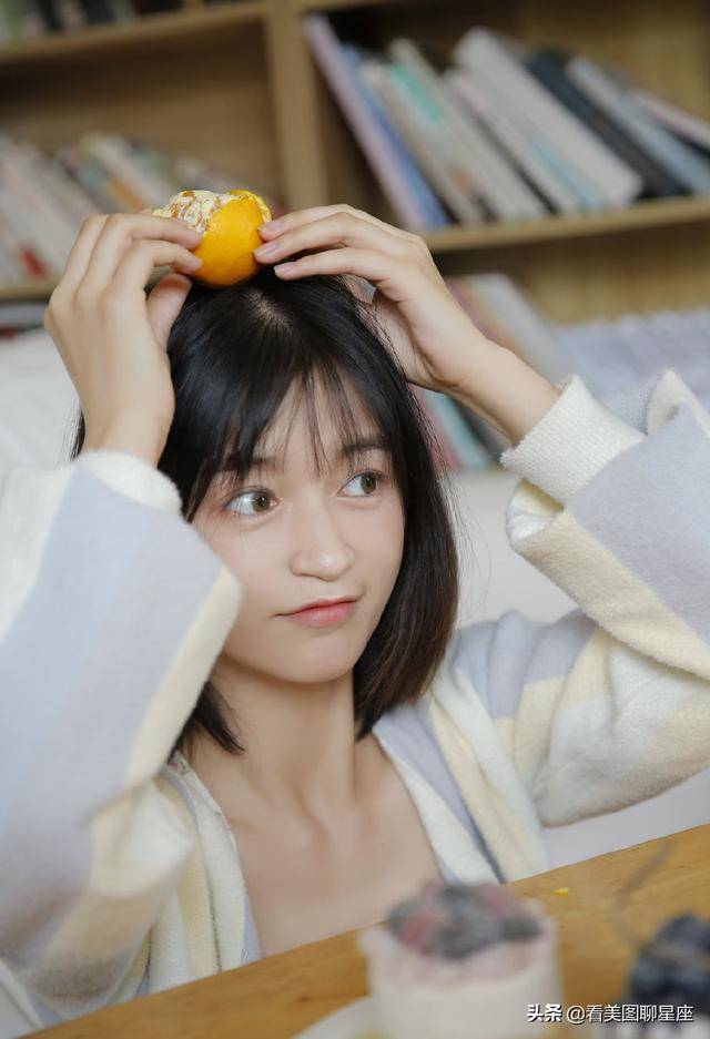 吃橘子的可爱少女图片集欣赏元气满满哦