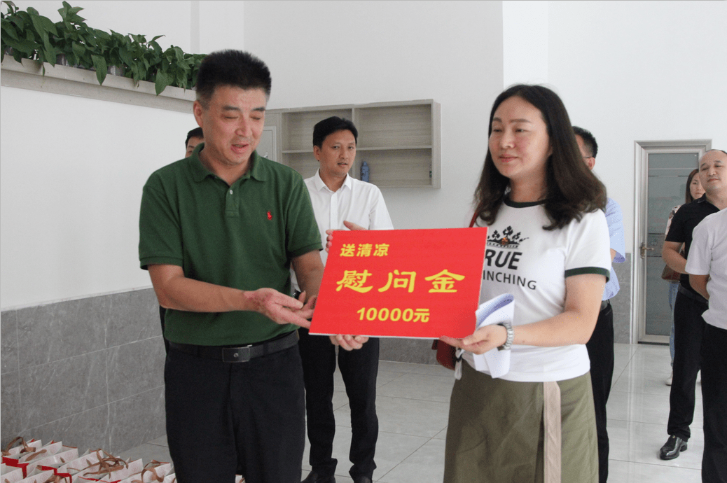 南充市总工会为阆中一线职工送清凉