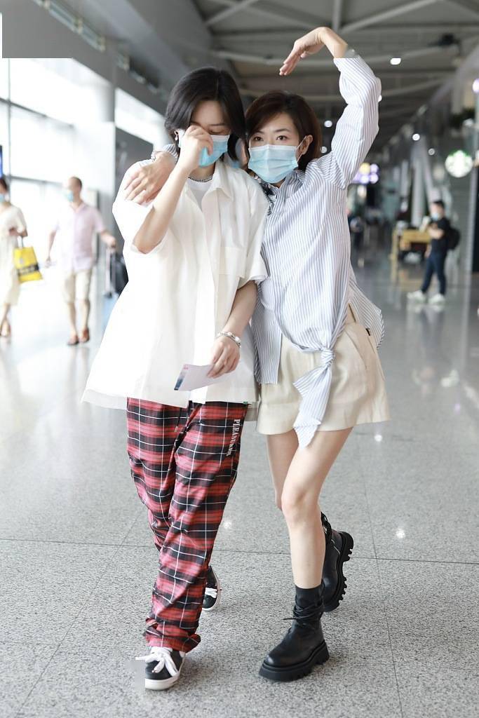 万茜搂李斯丹妮比心活泼俏皮 与张含韵热聊关系亲密