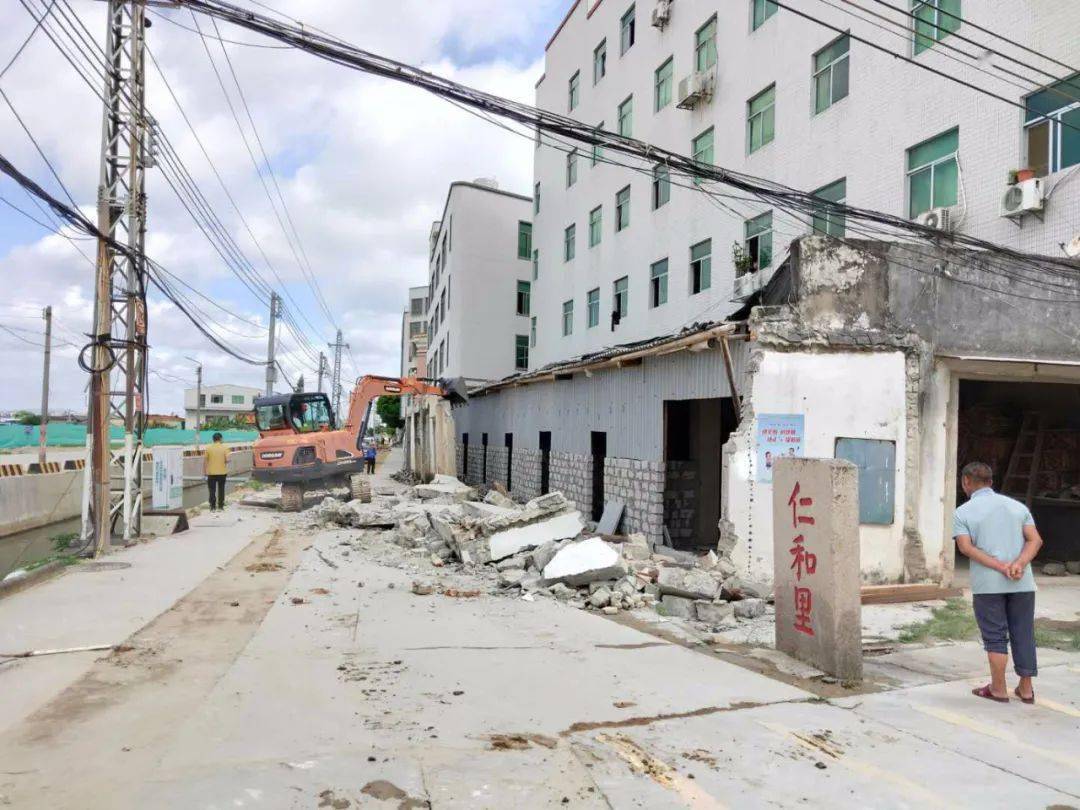 外砂街道仁和里村对违章建筑进行拆除