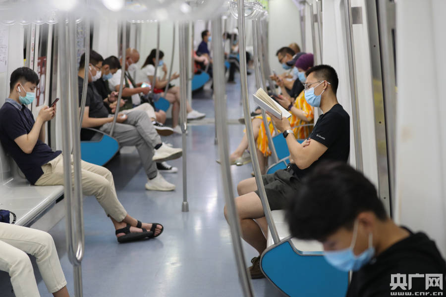 6月18日,北京地铁10号线,乘客保持间隔就座(央广网记者 韩靖 摄)