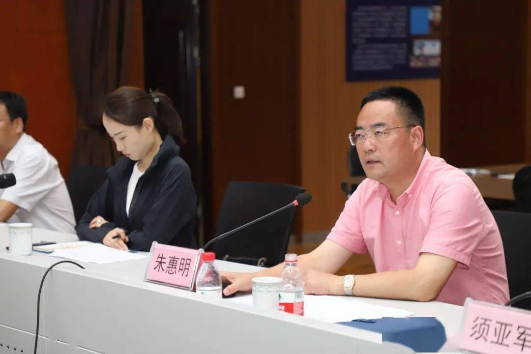 海虞镇党委书记,常熟市新材料产业园党工委书记朱惠明传达了上级会议