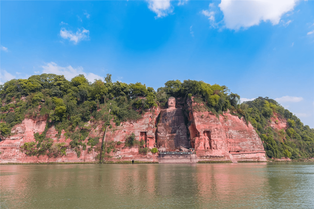 们为了达成老人的心愿但因年事已高,腿脚不便期盼一睹乐山大佛的雄姿