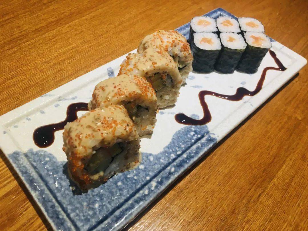 一层一层叠加的口感给你层层惊喜的口感鸭胸肉碎寿司,芝麻八爪鱼寿司