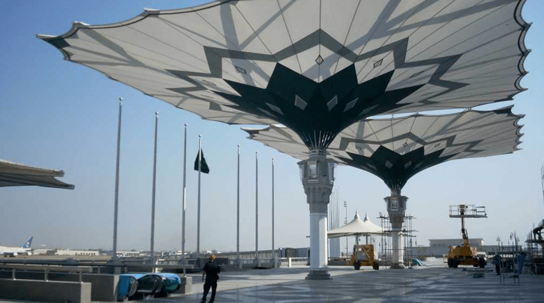 还有沙特的吉达机场,设计了两把方形遮阳伞.