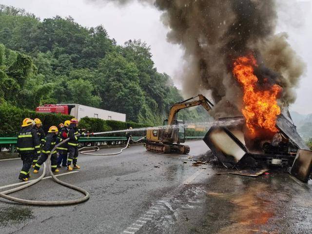 接警后,长阳县消防大队第一时间调集西寺坪消防站和贺家坪执勤点