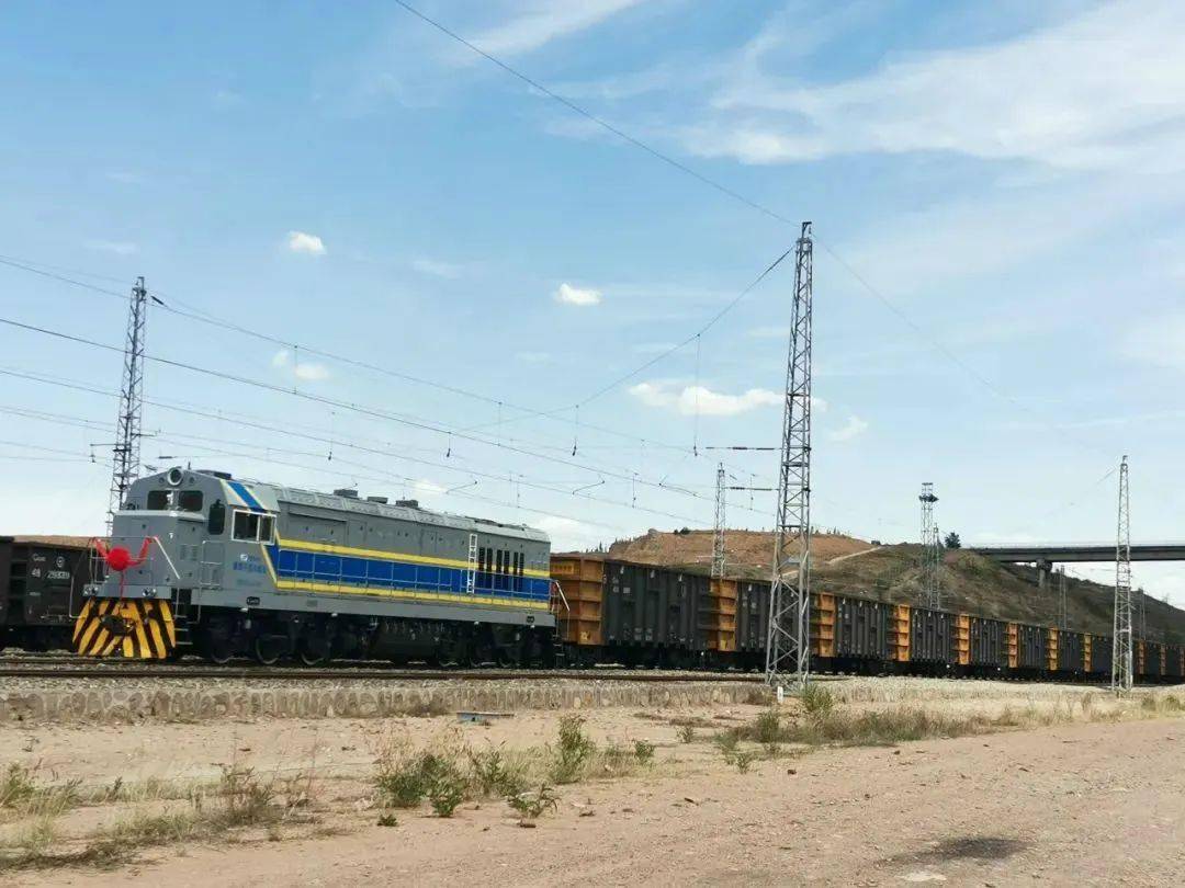 据悉,东风10ddb0301内燃机车有两个驾驶位,分别位于驾驶舱的两端,以