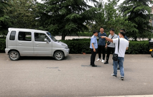 11时许,巡逻民警行至夏都首府门口时,发现一辆"陕xxxxxx"灰色昌河牌小