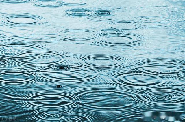 夜里下起了淅淅沥沥的小雨,孤独的诗人写一首凄美之作,句句伤感