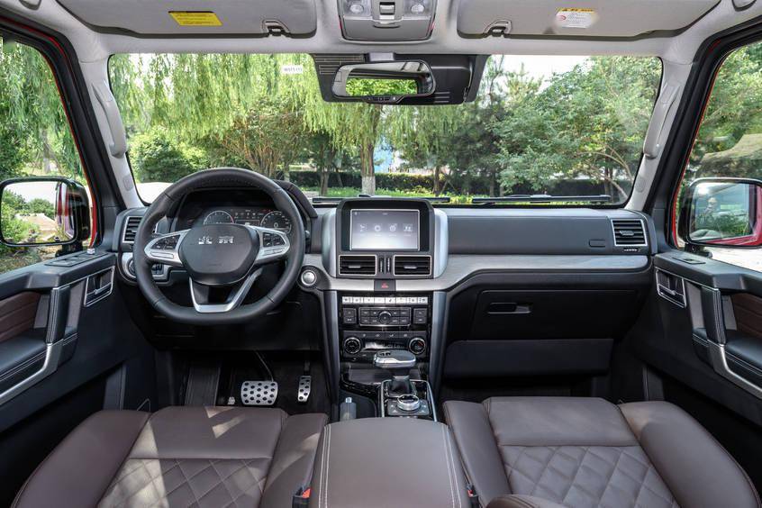 实拍北京越野bj80 3.0t版 搭载v6发动机的硬派越野车
