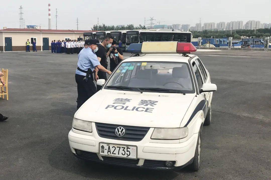 驾驶员发现乘客携带易燃易爆物品,劝其鲁 不明身份人员强行进入公交