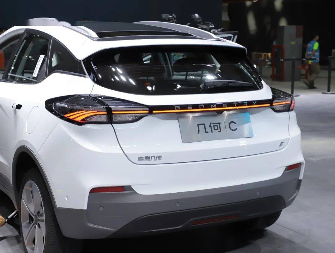 颜值高,配置丰富!抢先实拍吉利新款suv,细节感动人心