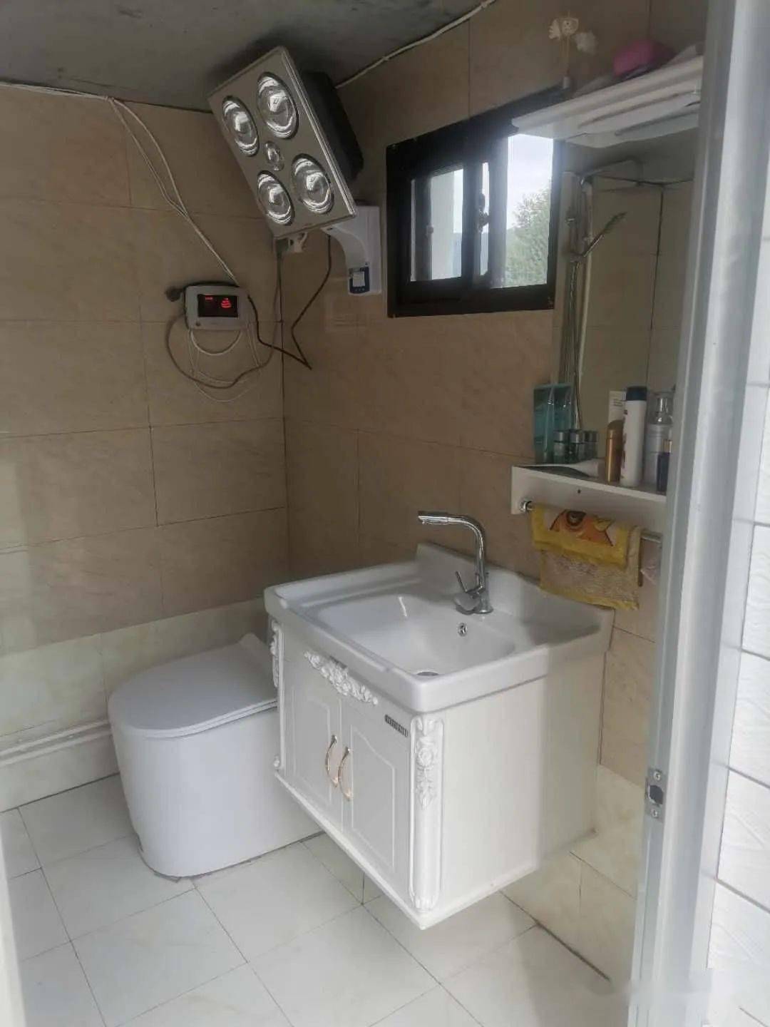 与传统旱厕"一个土坑两块砖"的邋遢模样不同的是,如今,经过改造,有无