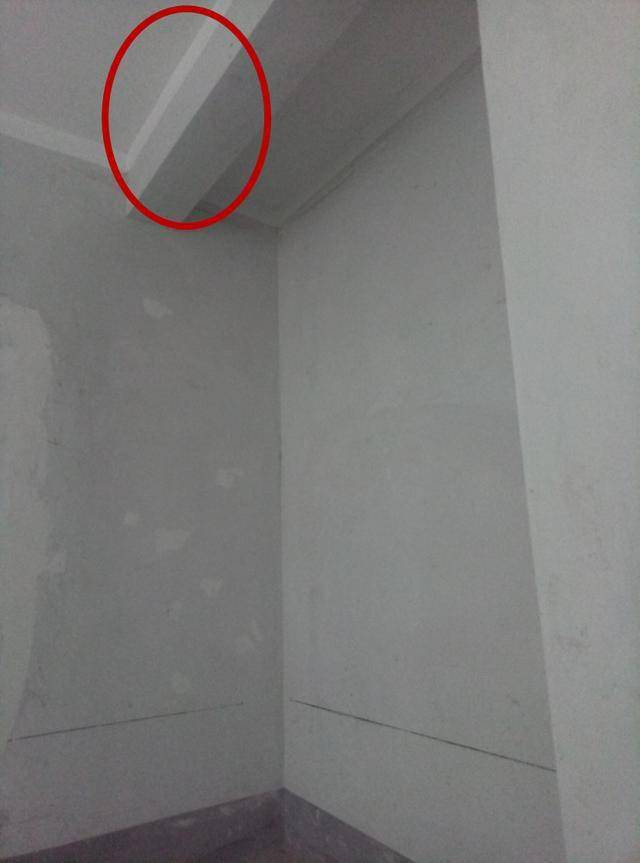 衣柜顶上20公分横梁用石膏板包住,简单漂亮,整栋楼就他家能想到