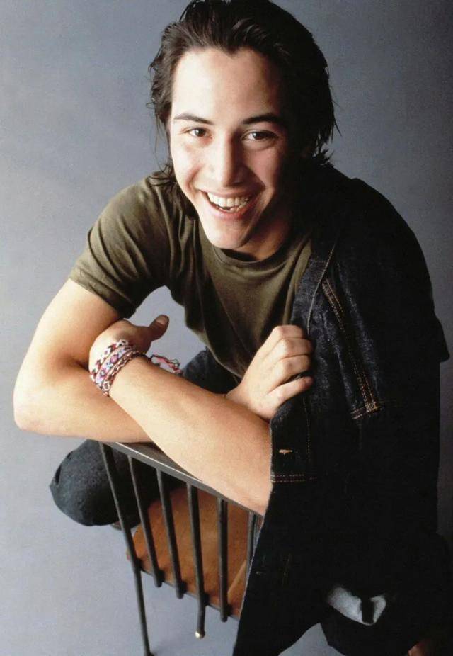 壁纸赛博朋克2077又跳票了那不如先馋一下里面的角色keanureeves