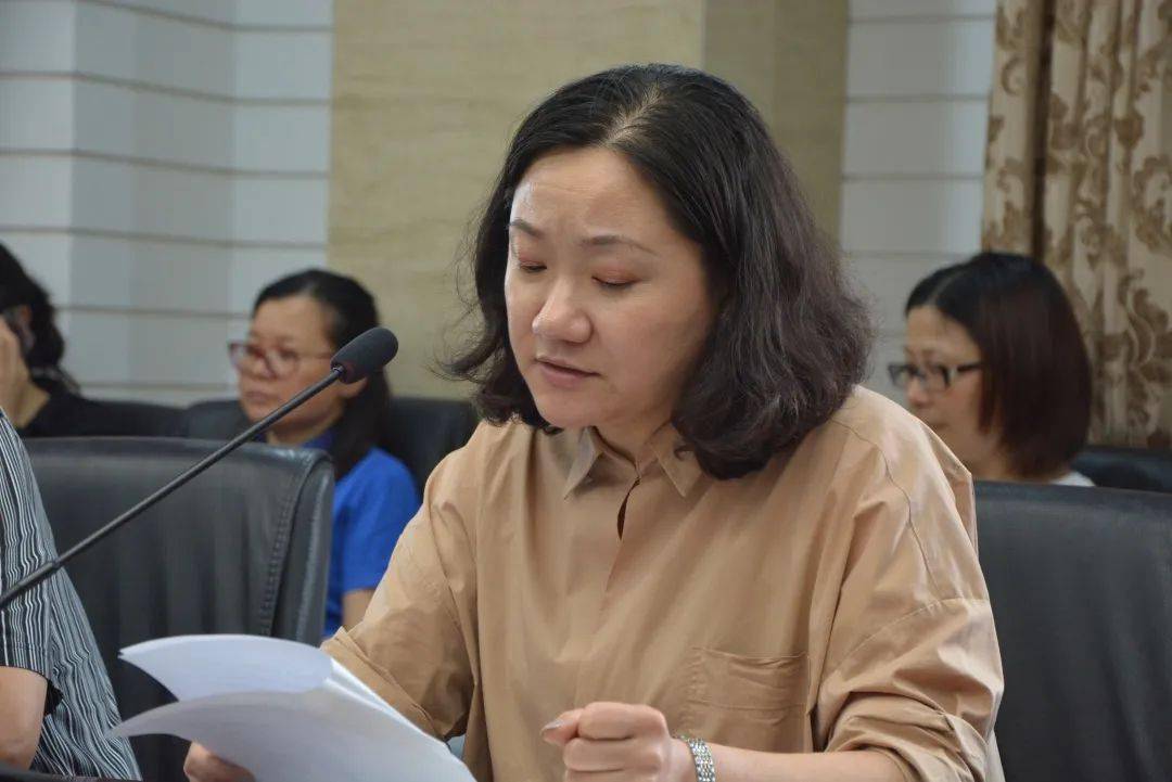 管小冬副校长,俞海军主任,陈烨主任以及六年级全体任课老师出席了此次