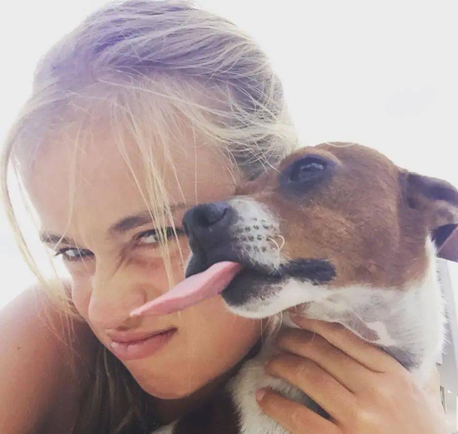 英国王室美貌女勋爵泳衣照曝光保守民众力挺还是爱她