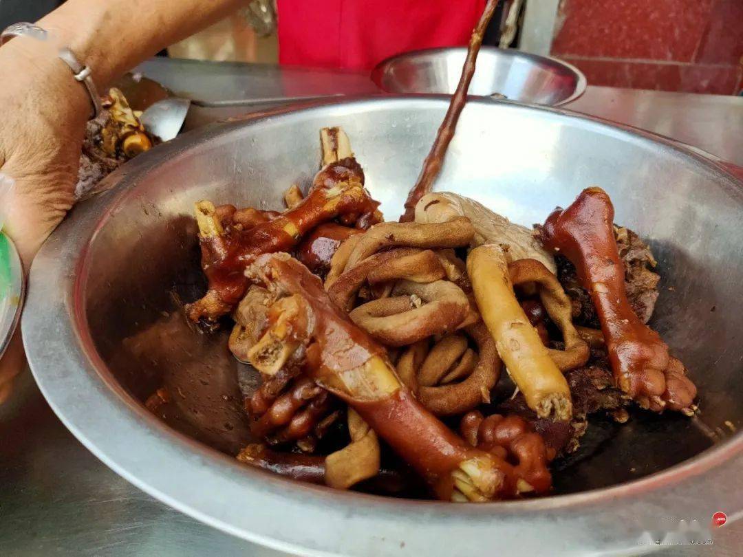 夏至狗冇啶走钦州今日的狗肉竟卖到这个价狗肉店挤满了人