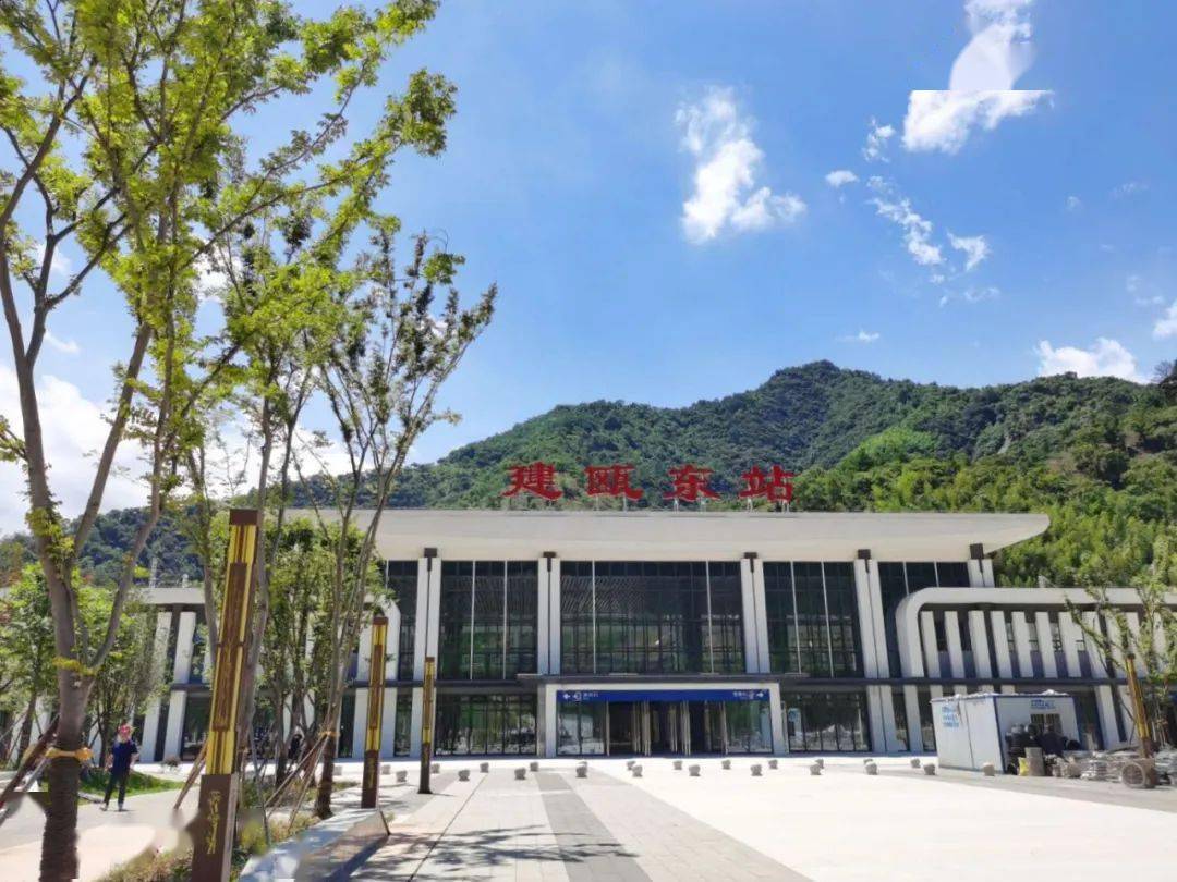 在集团公司承建的衢宁铁路松溪站,政和站,建瓯东站,周宁站,王培一行