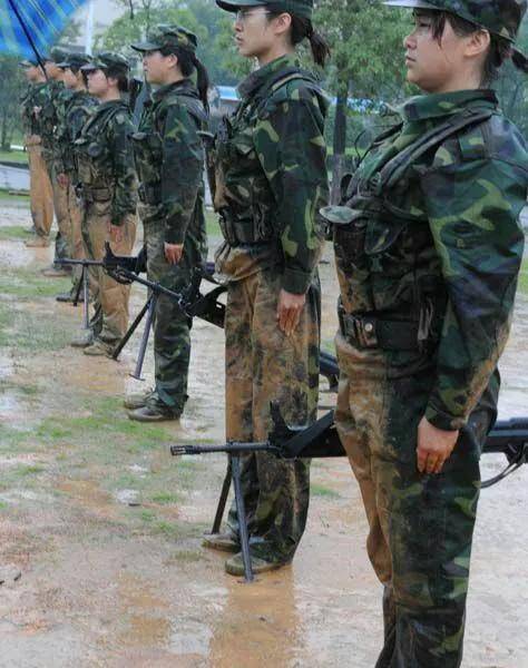 退役大校镜头里的女子民兵连