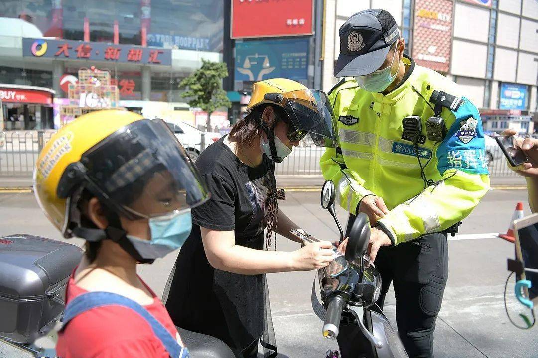 中山違標電動車禁止上路首日,交警現場開出多張