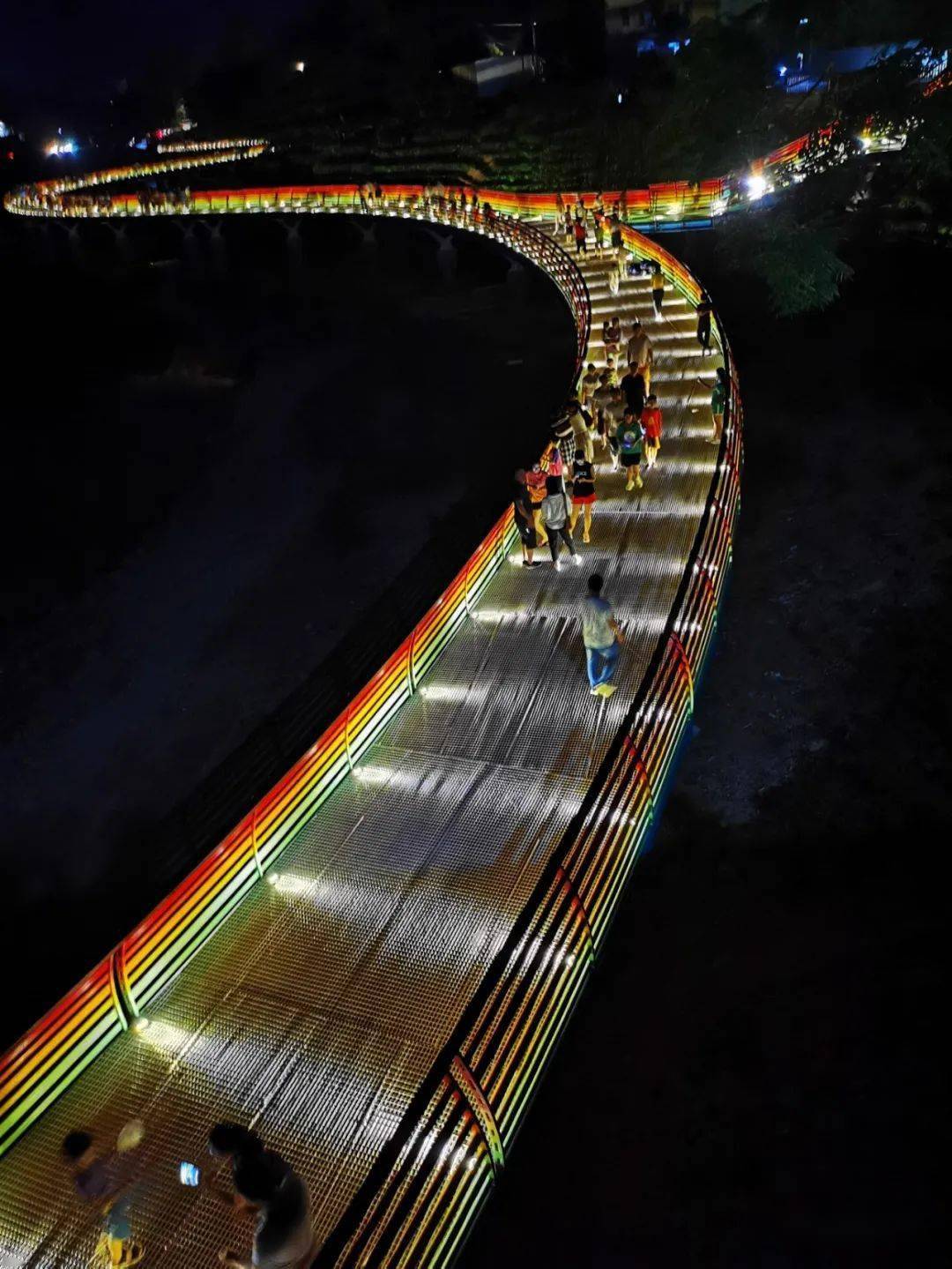 勿需再问春花秋月灯火阑珊,久别的人终归相遇江风竹影,是今夜彩虹桥游